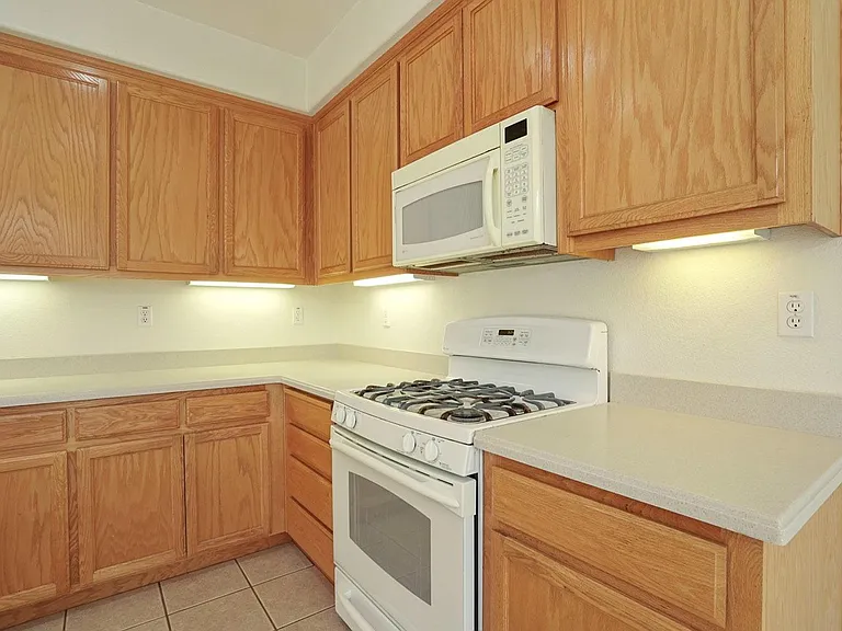 2390 Gibralter Ln — Photo 10