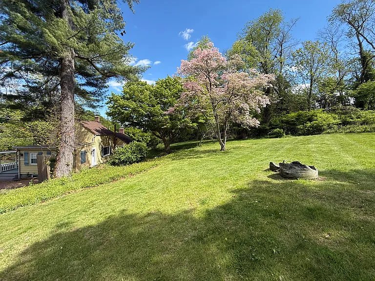 327 W Neck Rd — Photo 14