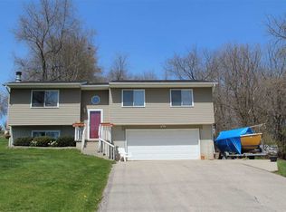 4056 Crest View Rd NE, Solon, IA 52333