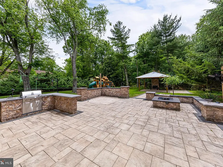 1960 Cardinal Lake Dr — Photo 2