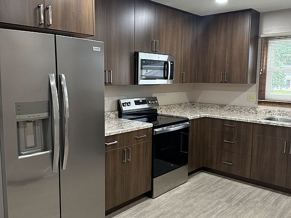 5th image of 520 W Main St
