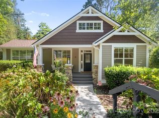 11 Town Cir, Flat Rock, NC 28731