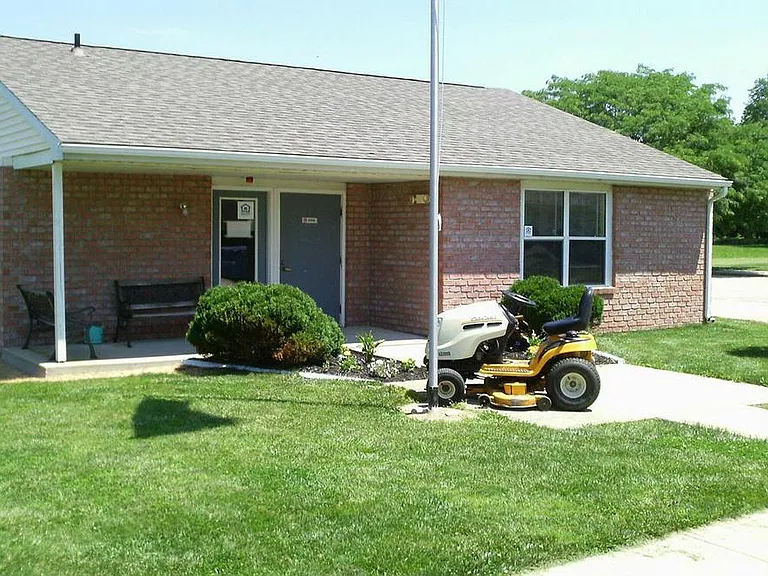 Carthage Manor Apartments — Photo 9