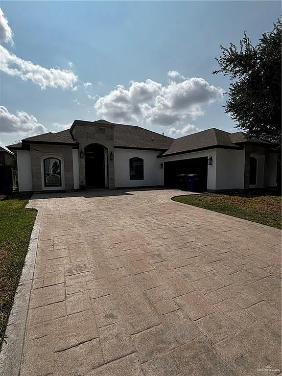 4 bed, 3.0 bath, 2296 sqft, $2,600 — Photo 1