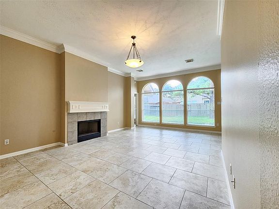 5th image of 907 Presley Way