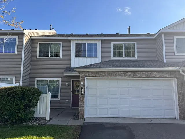 3 bed, 1378 sqft, $1,995 — Photo 1