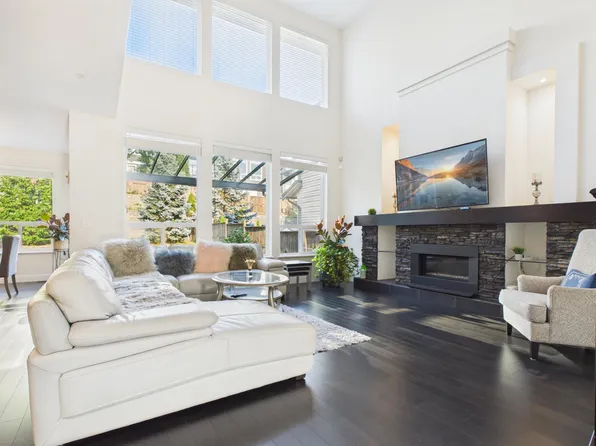 1517 Dayton St, Coquitlam, BC V3E 0E6