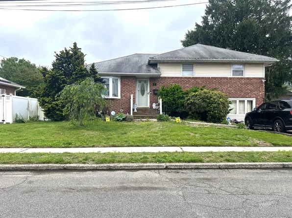 11 Berryhill Lane, Bethpage, NY 11714