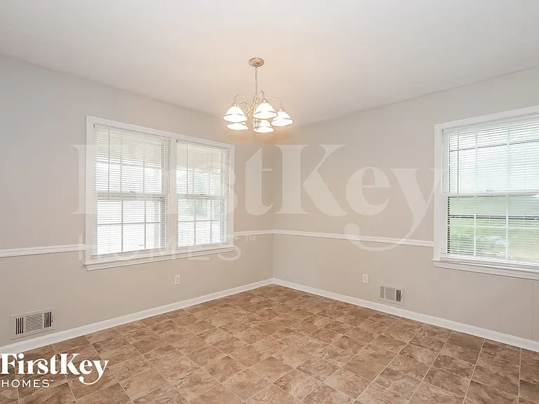 1726 Knight Cir — Photo 4