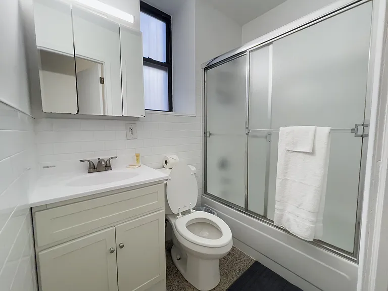 407 W 51st St #1E — Photo 4