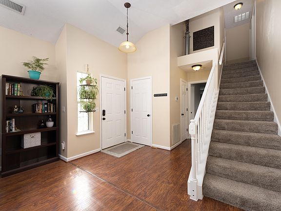 3rd image of 1057 Hampshire Pl