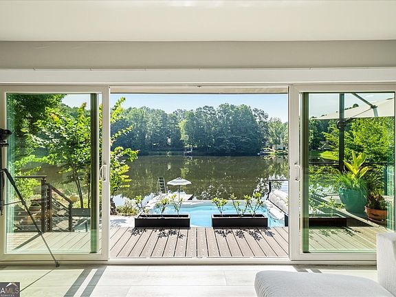 4th image of 1085 Lake Charles Dr