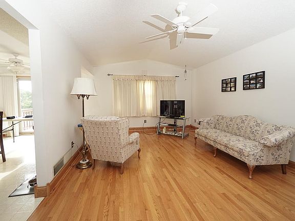 3rd image of 6780 Stratford Ct