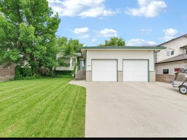 94 SW Perry Cres NE, Medicine Hat, AB T1C 1Y2