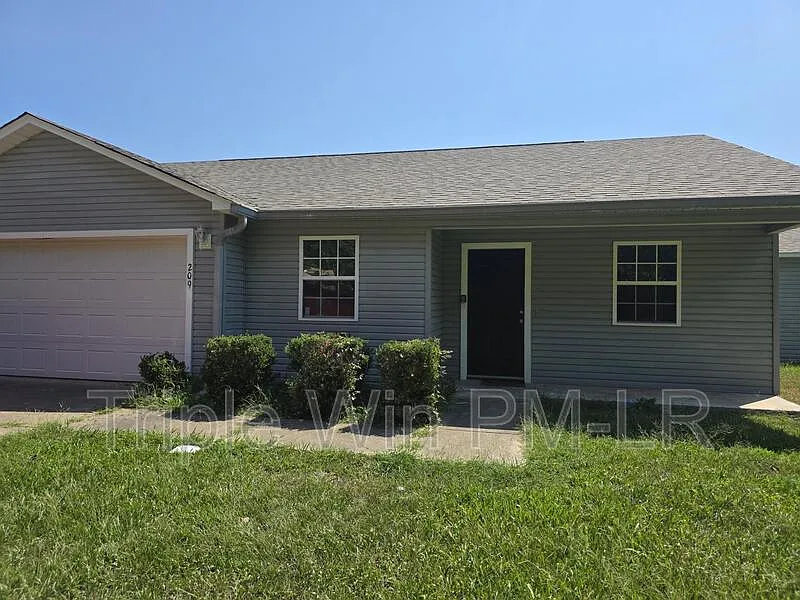 4 bed, 2.0 bath, 1290 sqft, $1,495 — Photo 1