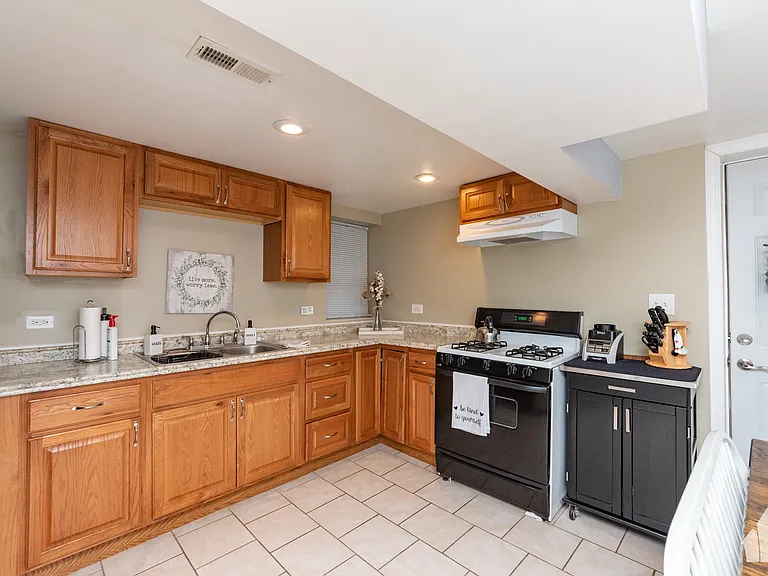 1332 W Barry Ave #GDN — Photo 2