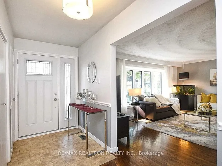 1 Sunderland Cres — Photo 3