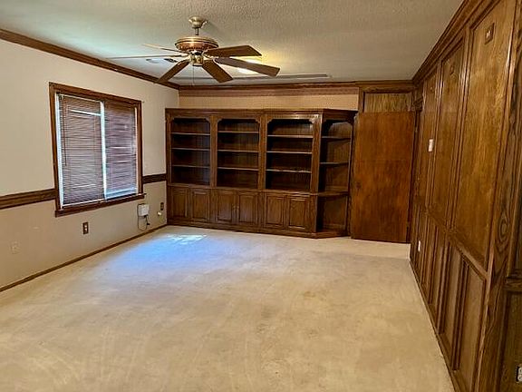 2nd image of 722 W Avenue C