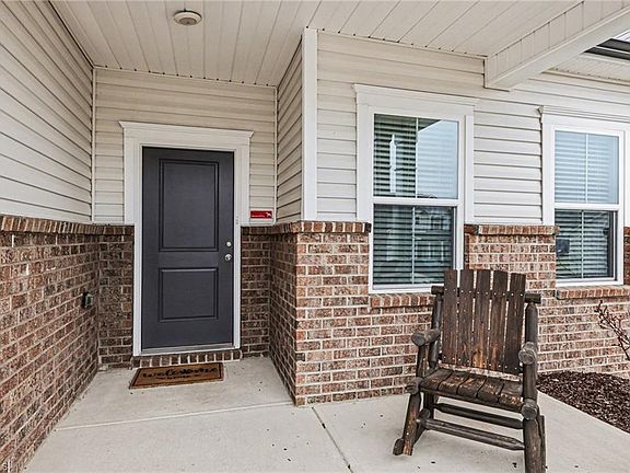 4th image of 940 Bloomington Way