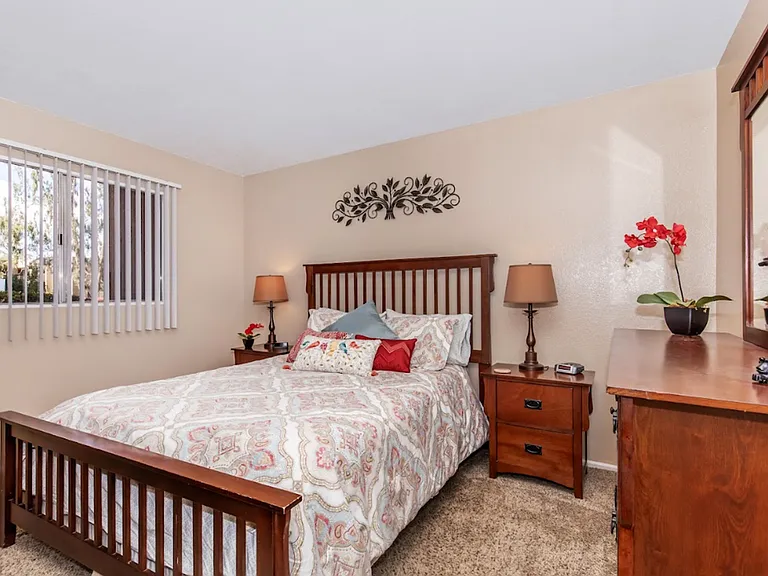 Broadway Proper Apartment ** One Month Free**W/D Included — Photo 28