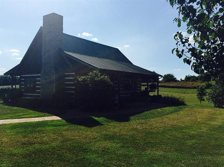 2nd image of 101 White Oak Rd