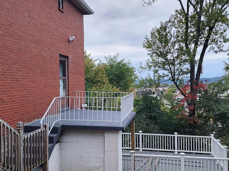 View of upper and lower deck from street