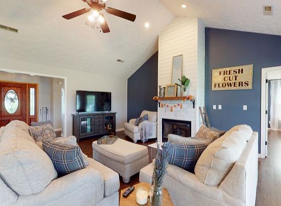 4th image of 1963 Lakebrook Cir