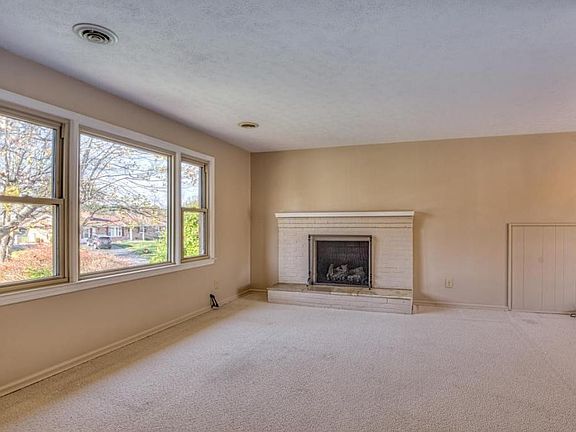 3rd image of 426 Meadowcrest Dr