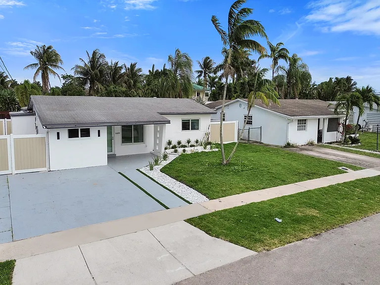 4480 SW 34th Dr — Photo 3