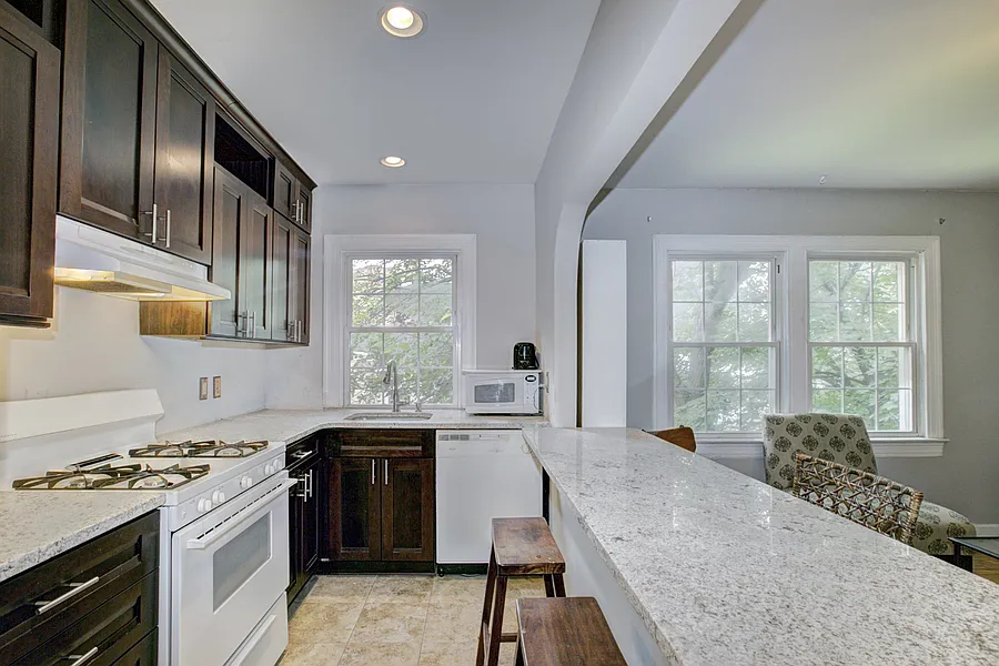 Roomy One Bedroom near Rhode Island Row! — Photo 4