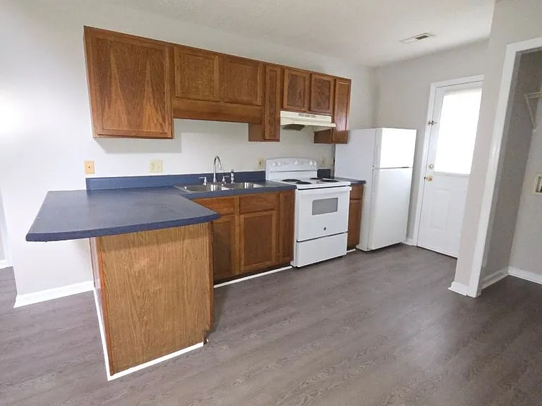 309 E Spruce St — Photo 5