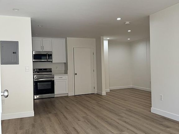 4th image of 11810 Mayfield Ave #Studiox1-2195