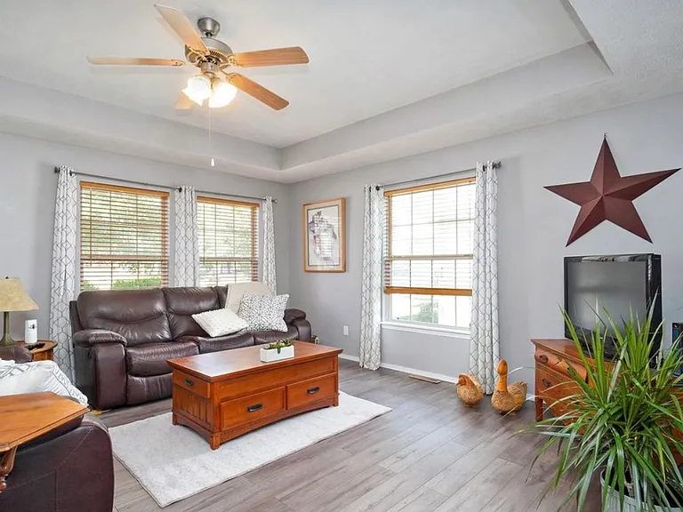 2540 W Delmar St — Photo 6