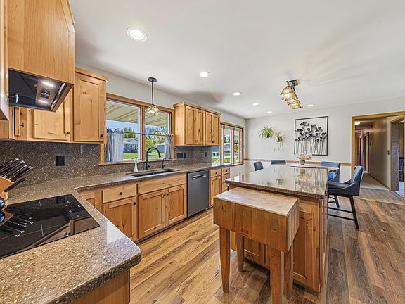 3rd image of 808 Hillcrest Dr