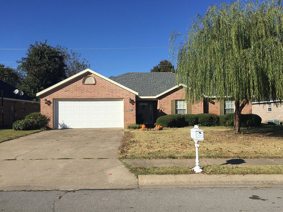 Brick home with 2-Car Garage