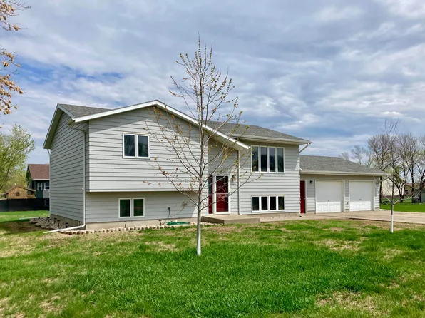 1351 S Frontier Dr, Huron, SD 57350