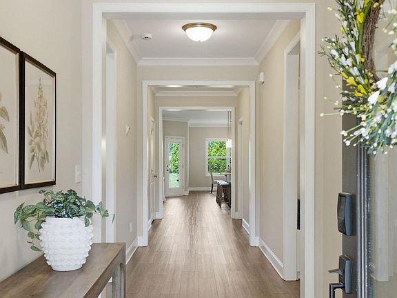 4th image of 204 Joan Cir