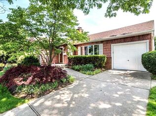 1272 Parkwood Dr, Merrick, NY 11566