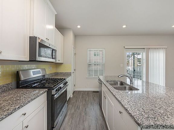 5th image of 402 Streamview Dr