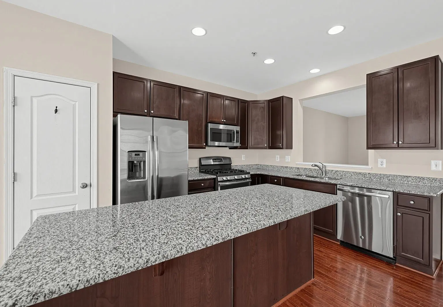 3 bed, 3.0 bath, 2398 sqft, $2,995 — Photo 3