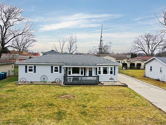 2nd image of 525 Evergreen Ln