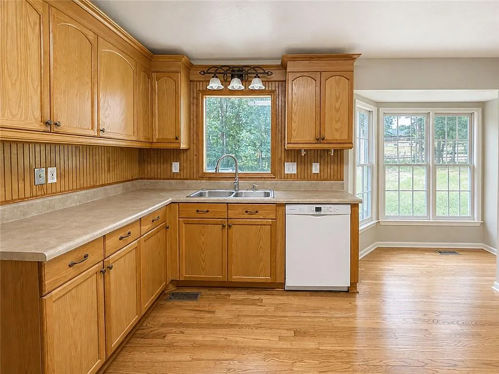 3 bed, 2.0 bath, 2044 sqft, $2,100 — Photo 4
