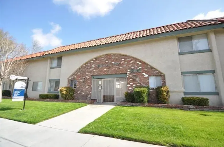 25052 Walnut St — Photo 1