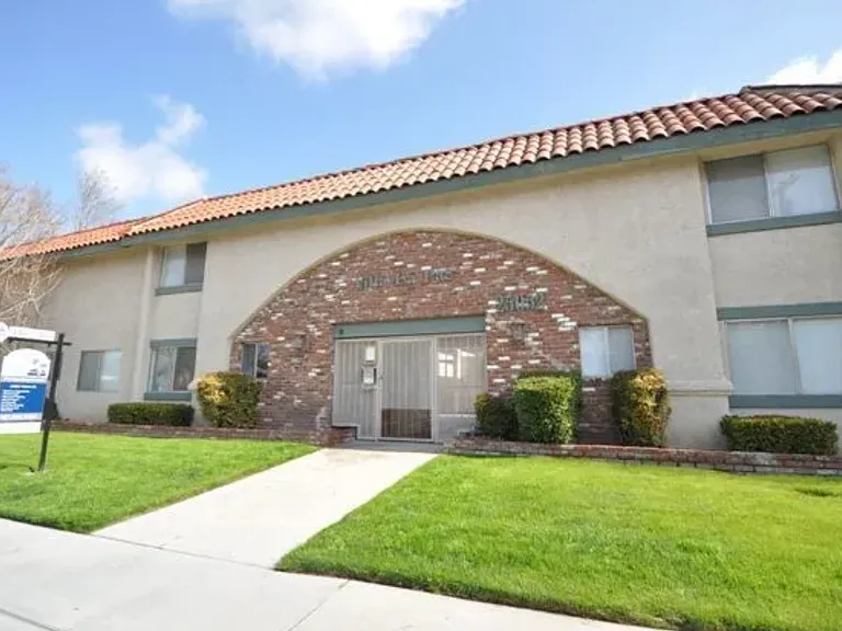 25052 Walnut St — Photo 1