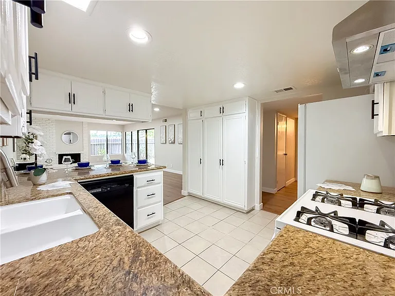 1034 Romney Dr — Photo 14