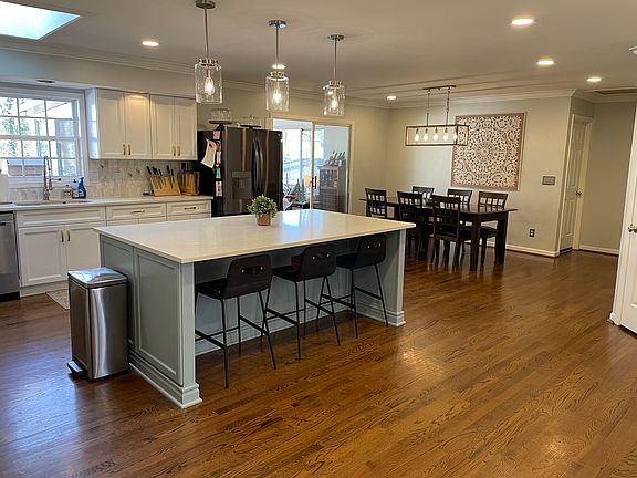 5th image of 9 Woodcrest Cir