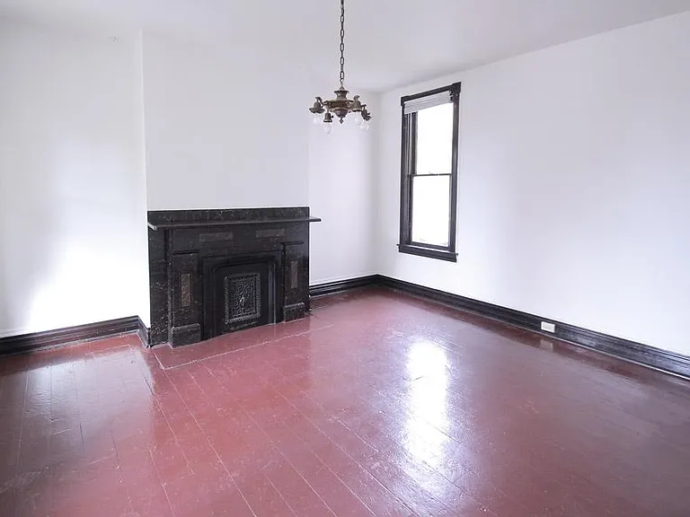 401 Franklin Ave — Photo 2