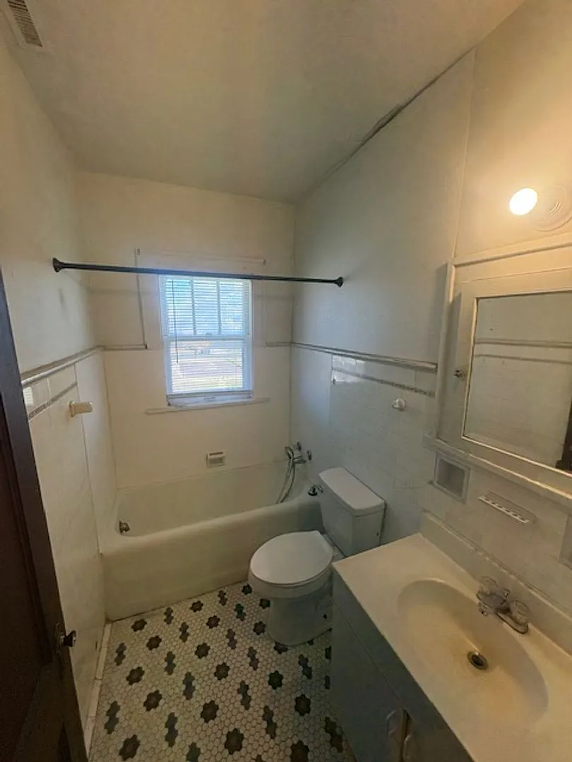 1208 NE Jefferson Ave #1 photo 1