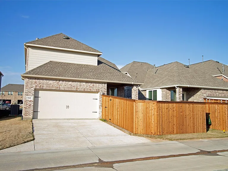 7235 Sanctuary Dr — Photo 27