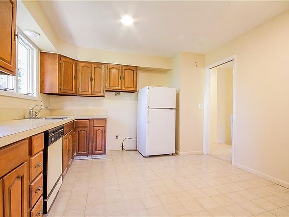3rd image of 158 Churchill Ave